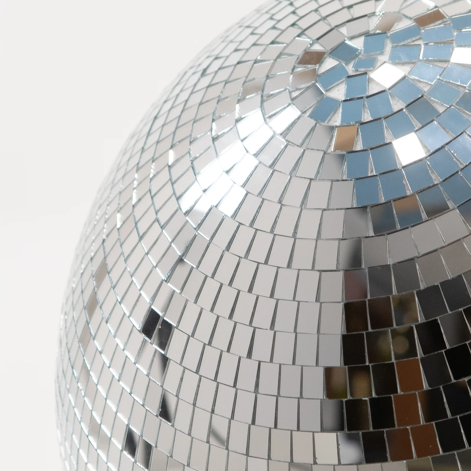 SDTK08a kula disco lustrzana 50cm detal wesela eventy wypozyczalnia dekoracji rent4events rent4wedding wroclaw - Wypożyczalnia Ślubna Fragment lustrzanej kuli disco o śr. 50 cm w ujęciu makro prezentuje precyzyjną mozaikę małych srebrnych lusterek odbijających światło i tworzących dynamiczne refleksy. Ta elegancka dekoracja doskonale sprawdza się na eventy i wesela, budując efektowną scenografia świetlną. Produkt ceniony przez branżę wypożyczalnia dekoracji Wrocław, dostępny w ofercie rent4events.pl oraz rent4weddings.pl do realizacji muzycznych i eleganckich aranżacji -rent4events.pl wypożycz wrażenia, rent4wedding.pl zachowaj wspomnienia.