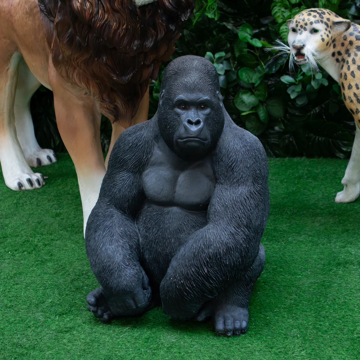 SSC03h scenografia goryl scianka tropikalna wesela eventy wypozyczalnia dekoracji rent4events rent4wedding wroclaw - Wypożyczalnia Ślubna Ścianka Tropikalna. Efektowna figura goryla w jungle safari z lwem, gepardem i tropikalnym tłem (Ścianka Tropikalna) to designerska scenografia przeznaczona na nowoczesny event i przestrzenie premium. Ta propozycja od wypożyczalnia dekoracji zachwyca realistycznym wykonaniem i doskonale uzupełnia egzotyczne wesela oraz imprezy tematyczne. Zielone tło i zwierzęce dekoracje tworzą gotową aranżację foto point lub strefy experience. WYpożyczalnie rent4events.pl i rent4weddings.pl zapewniają wysokiej jakości dekoracje oraz kompleksową obsługę dla klientów Wrocław i całego kraju - rent4events.pl wypożycz wrażenia, rent4wedding.pl zachowaj wspomnienia.