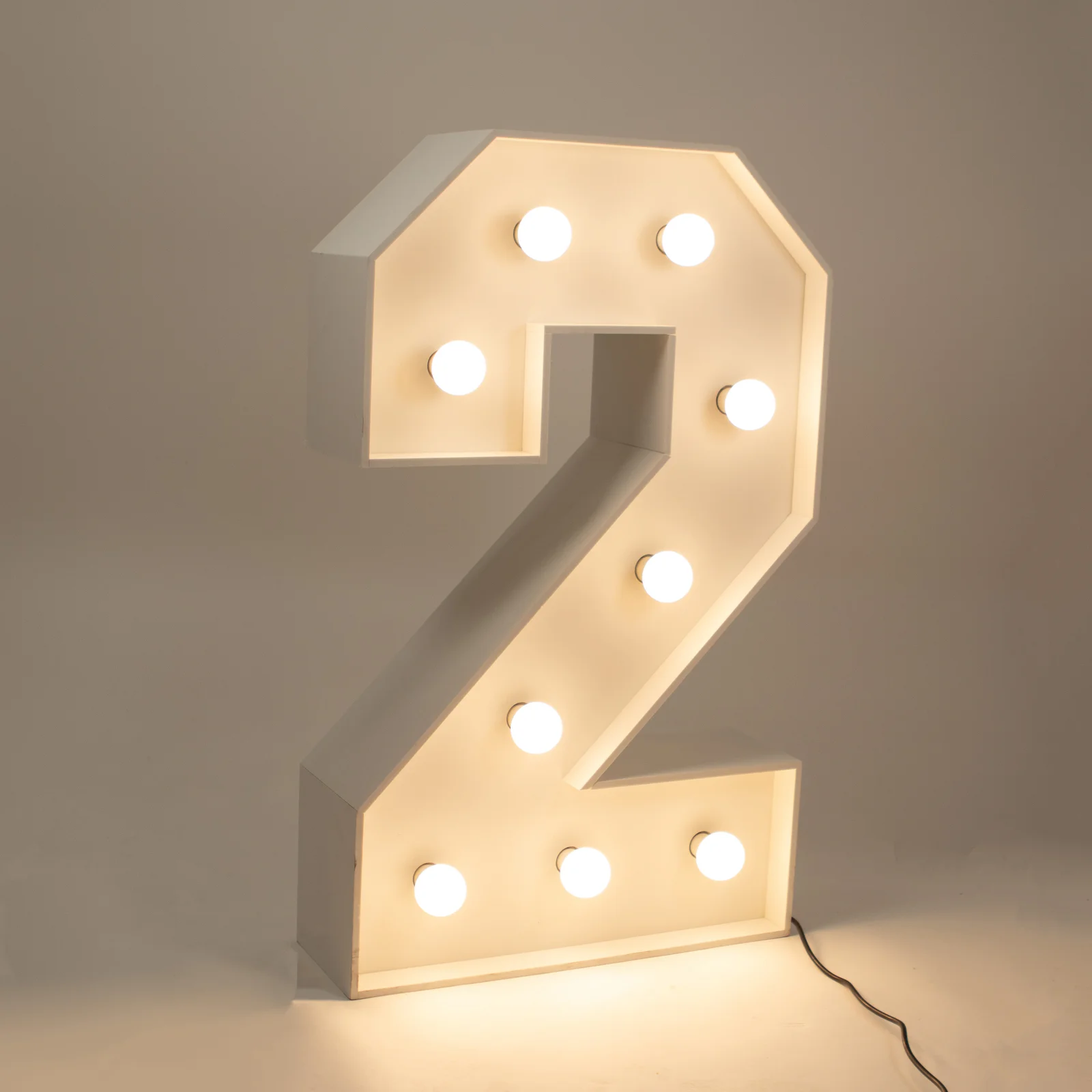 DTC02 cyfra led 2 duza styl retro biala rama cieple zarowki dekoracja event wesele slub wypozyczalnia rent4events.pl wroclaw - Wypożyczalnia Ślubna Cyfra LED 2. Elegancka, Biała Cyfra LED 2 w stylu retro, świecąca ciepłym blaskiem żarówek LED, to idealny wybór dla wyjątkowej scenografii eventowej lub uroczystości w Wrocławiu. Oferowana przez RENT4EVENTS jako część bogatej oferty wypożyczalni dekoracji, ta lampa jest perfekcyjnym dodatkiem do stworzenia święcącego elementu dekoracji na 2. i 20. urodziny czy jubileusz - rent4events.pl wypożycz wrażenia, rent4wedding.pl zachowaj wspomnienia.